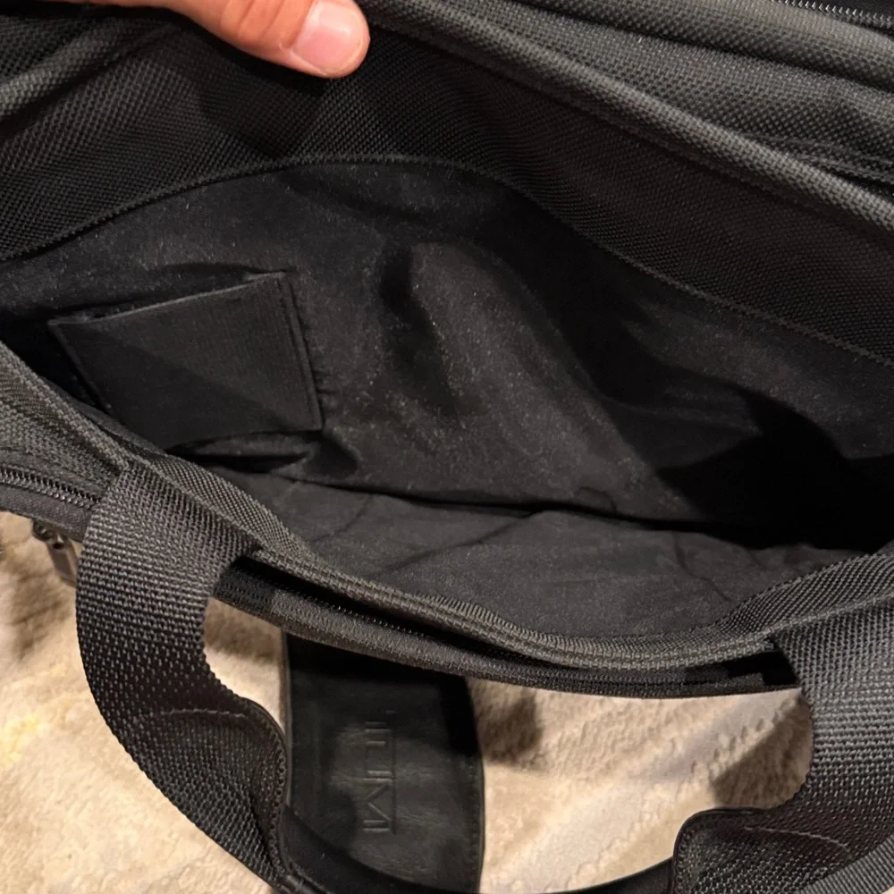 Tumi Laptop Briefcase Messenger Bag Black in EUC plenty of pockets and storage